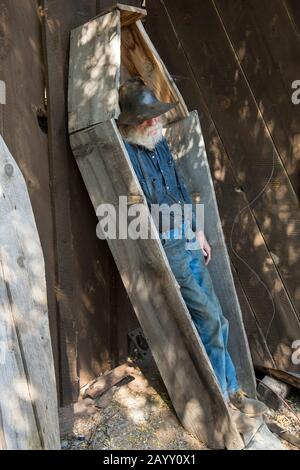 Don Robertson, der Besitzer und Gründer der historischen Goldkönigsmine und Geisterstadt aus den 1890er Jahren außerhalb von Jerome in Arizona, USA, posiert für Fotos Stockfoto
