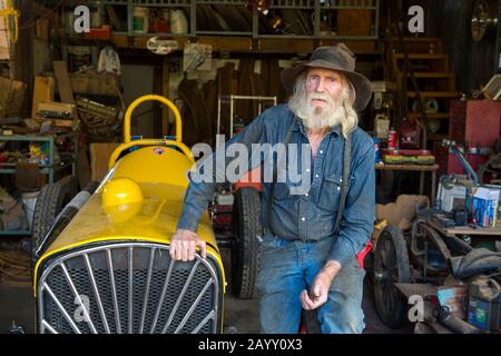 Don Robertson, der Besitzer und Gründer der historischen Goldkönigsmine und Geisterstadt aus den 1890er Jahren außerhalb von Jerome in Arizona, USA, in seiner Werkstatt w Stockfoto