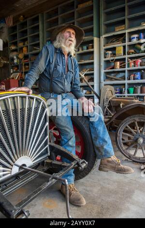 Don Robertson, der Besitzer und Gründer der historischen Goldkönigsmine und Geisterstadt aus den 1890er Jahren außerhalb von Jerome in Arizona, USA, in seiner Werkstatt w Stockfoto