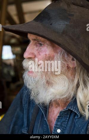 Porträt von Don Robertson, dem Besitzer und Gründer der historischen Goldkönigsmine und Geisterstadt aus den 1890er Jahren außerhalb von Jerome in Arizona, USA. Stockfoto