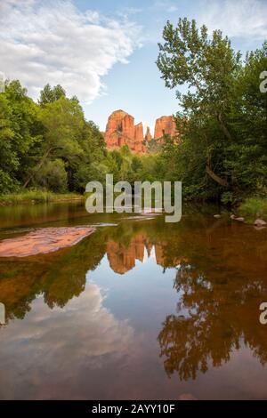 Cathedral Rock spiegelt in Oak Creek an Der Red Rock Crossing in Sedona, Arizona, USA, wider. Stockfoto