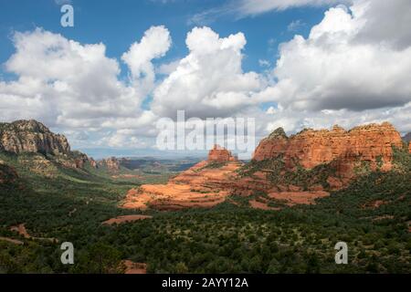 Blick auf die roten Felsformationen von Schnebly Hill Vista auf der Schnebly Hill Road in der Nähe von Sedona, Arizona, USA. Stockfoto