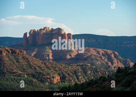 Blick auf Cathedral Rock vom Airport Mesa Loop Trail in Sedona, Arizona, USA. Stockfoto