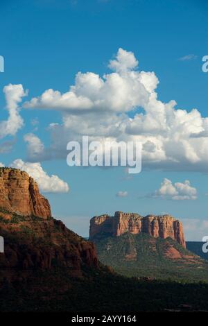 Blick auf Munds Mountain und Courthouse Butte vom Airport Mesa Loop Trail in Sedona, Arizona, USA. Stockfoto