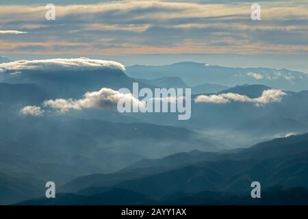 Oaxaca, Mexiko - Ein Luftbild der Berge im südlichen Teil des Staates Oaxaca, in der Nähe des Pazifischen Ozeans. Stockfoto