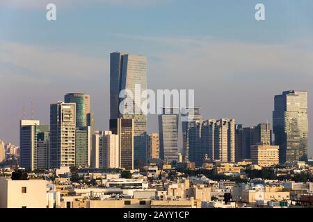 Tel Aviv, israelische Skyline mit dem neuen Azrieli Sarona Tower, dem höchsten Gebäude der Stadt, Teil von Israels Silicon Wadi. Stockfoto