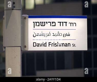 Straßenschild auf Hebräisch, Arabisch und Englisch auf der David Frishman Straße im Stadtzentrum von Tel Aviv, Israel Stockfoto