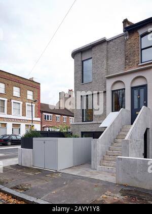 Schräge Höhe des Gebäudes mit neuer Betontreppe. Corner House, London, Großbritannien. Architekt: 31/44 Architekten, 2019. Stockfoto