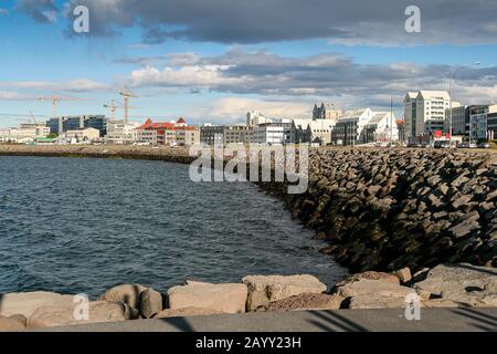 Das Panorama der Stadt Reykjavik in einem bewölkten Sommertag Stockfoto