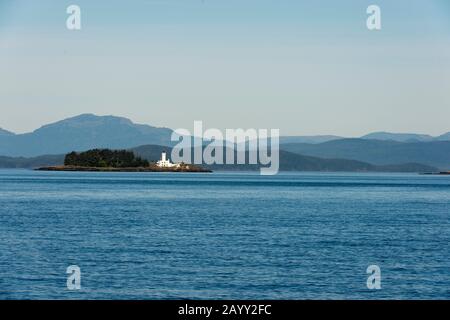 Der Five Finger Lighthouse beleuchtet die Wasserwege von Frederick Sound und Stephens Passage im Tongass National Forest, Südost-Alaska, USA. Stockfoto