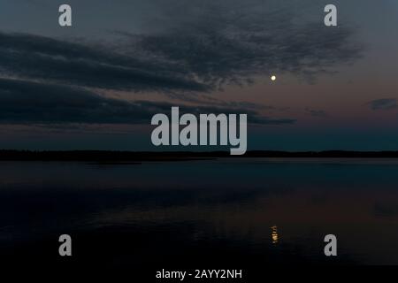 Blick auf den Mond über den Naknek River in der Nähe von King Salmon auf der Katmai-Halbinsel in Alaska, USA. Stockfoto