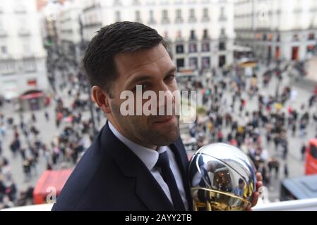 Felipe Reyes vom Basketballteam Von Real Madrid hält während der Feier eine Trophäe. Stockfoto