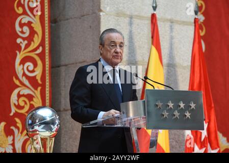 Der Präsident von Real Madrid, Florentino Pérez, spricht während der Feier. Stockfoto