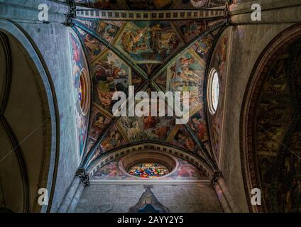 Innenblick in der Kathedrale von Santi Pietro e Donato in Arezzo, Tuscant, Italien. Stockfoto