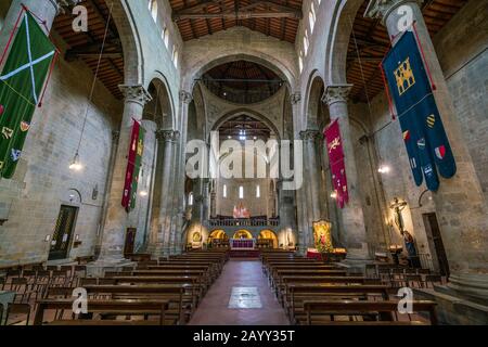 Innenansicht in der Kirche Santa Maria della Pieve in Arezzo, Tuscant, Italien. Stockfoto