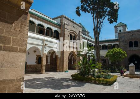 Innenhof und Garten des Mahkama du Pacha, ein funktionierendes Gerichtsgebäude, in Habous, einem der Stadtviertel der Stadt Casablanca in Marokko. Stockfoto