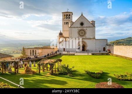 Weihnachten in Assisi, Basilika des Heiligen Franziskus mit der Weihnachtskrippe. Provinz Perugia, Umbrien, Italien. Stockfoto