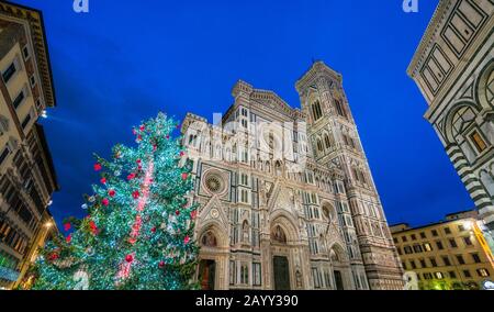 Florenz während der Weihnachtszeit, mit der Kathedrale Santa Maria del Fiore und der Weihnachtsbaum. Toskana, Italien. Stockfoto