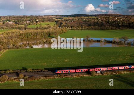 Luftaufnahmen des überfluteten River Mole in Leatherhead, Surrey heute, fotografiert von Drohne, nach Tagen starken Regens von Storm Dennis. Stockfoto