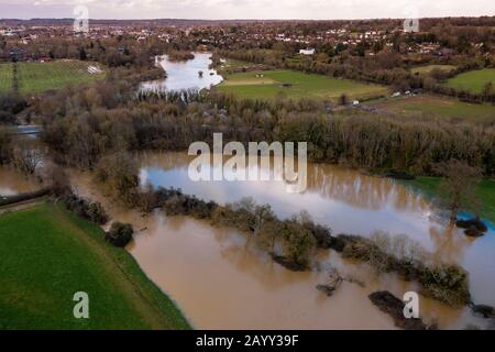 Luftaufnahmen des überfluteten River Mole in Leatherhead, Surrey heute, fotografiert von Drohne, nach Tagen starken Regens von Storm Dennis. Stockfoto