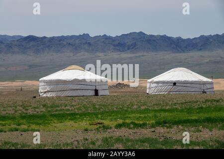 Traditionelle Yurts und Monitäne in der Mongolei Stockfoto