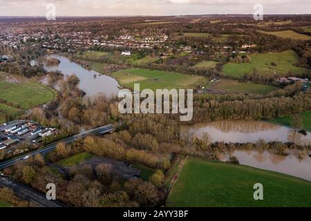 Luftaufnahmen des überfluteten River Mole in Leatherhead, Surrey heute, fotografiert von Drohne, nach Tagen starken Regens von Storm Dennis. Stockfoto