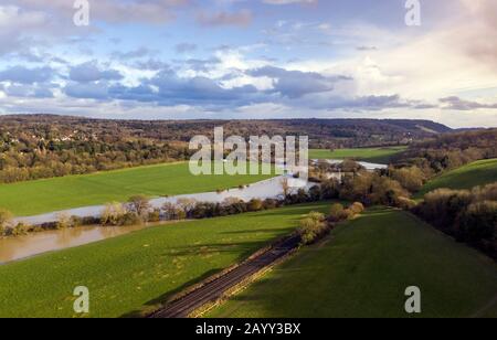 Luftaufnahmen des überfluteten River Mole in Leatherhead, Surrey heute, fotografiert von Drohne, nach Tagen starken Regens von Storm Dennis. Stockfoto