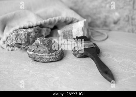 Steinproben im geologischen Labor. Geologie-Felslabor. Labor für die Analyse geologischer Bodenmaterialien, Steine, Mineralien, Gesteine Stockfoto