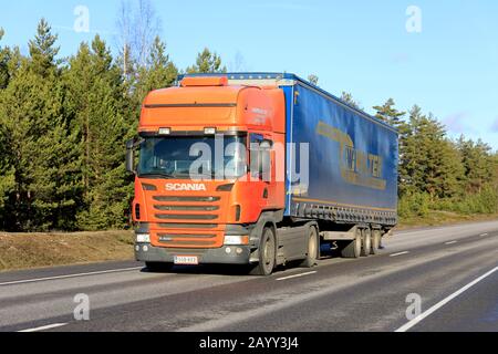 Orange Scania Truck von Tarmekal Oy zieht im Frühjahr den LKW Walter Anhänger in Richtung Hafen von Hanko entlang der Autobahn 25. Hanko, Finnland. Februar 2020. Stockfoto