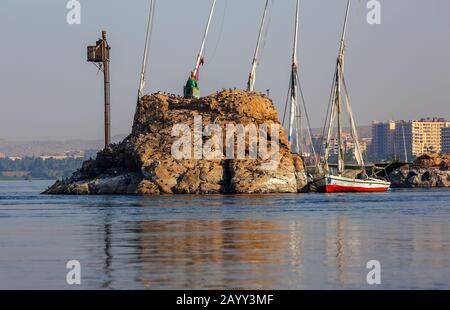 Kleine Insel mit Vögeln am Nilfluss Stockfoto