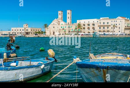Molfetta Waterfront mit der Kathedrale. Provinz Bari, Apulien (Puglia), Süditalien. Stockfoto