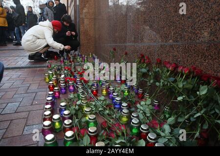 Kiew, Ukraine. Februar 2020. Einheimische zünden Kerzen, um die zu beklagen, die am 8. Januar in einem abgespannten Flugzeug in der Nähe von Teheran im Iran in der iranischen Botschaft in der Ukraine in Kiew, Ukraine, am 17. Februar 2020 getötet wurden. Die ukrainische Boeing-737, die von Teheran nach Kiew flog, wurde kurz nach dem Start irrtümlich von iranischen Truppen am 8. Januar nahe Teheran abgeschossen. Insgesamt kamen 167 Passagiere und 9 Besatzungsmitglieder ums Leben. Credit: Sergey Starostenko/Xinhua/Alamy Live News Stockfoto