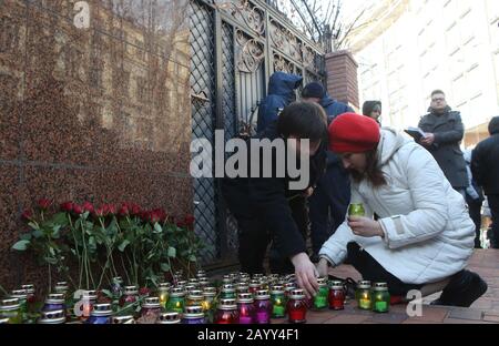 Kiew, Ukraine. Februar 2020. Einheimische legen Kerzen, um die Menschen zu betrauern, die am 8. Januar in einem abgekommenen Flugzeug in der Nähe von Teheran im Iran in der iranischen Botschaft in der Ukraine in Kiew, Ukraine, am 17. Februar 2020 getötet wurden. Die ukrainische Boeing-737, die von Teheran nach Kiew flog, wurde kurz nach dem Start irrtümlich von iranischen Truppen am 8. Januar nahe Teheran abgeschossen. Insgesamt kamen 167 Passagiere und 9 Besatzungsmitglieder ums Leben. Credit: Sergey Starostenko/Xinhua/Alamy Live News Stockfoto