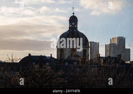 Sonnenaufgang über dem Mitleid Salpetrière in Paris Stockfoto