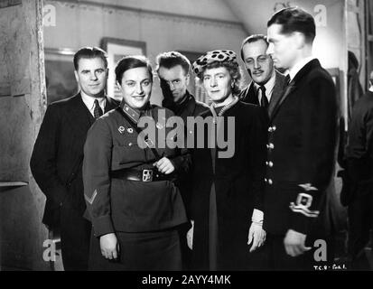 Regisseur ANTHONY ASQUITH (3. Von links) Produzent/Autor ANATOLE DE GRUNWALD (5. Von links) und LAURENCE OLIVIER in seiner Fleet Air Arm Uniform mit auf Set Besuchern einschließlich Russian Female Soldier während der Dreharbeiten zu DEMI - PARADISE 1943 Zwei Cities Films / General Film Distributors (GFD) Stockfoto