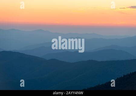 Blick auf den Great Smoky Mountains National Park in North Carolina, USA bei Sonnenuntergang vom Clingman Dome Parkplatz. Stockfoto