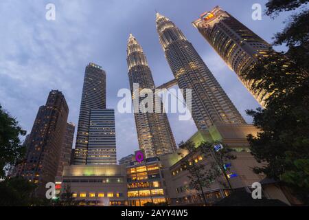 Petronas Towers, auch Menara Petronas genannt, ist von 1998 bis 2004 das höchste Gebäude der Welt. Stockfoto