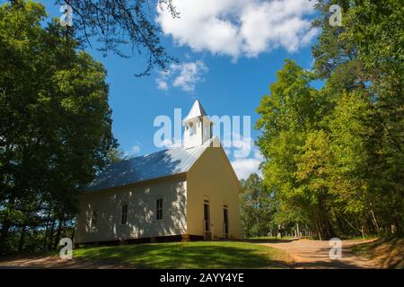 Die methodistische Kirche aus den 1820er Jahren in Cades Cove, Great Smoky Mountains National Park in Tennessee, USA. Stockfoto