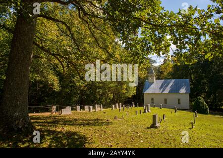 Der Friedhof an der methodistischen Kirche aus den 1820er Jahren in Cades Cove, Great Smoky Mountains National Park in Tennessee, USA. Stockfoto