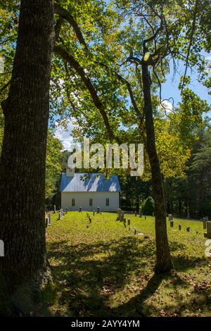 Der Friedhof an der methodistischen Kirche aus den 1820er Jahren in Cades Cove, Great Smoky Mountains National Park in Tennessee, USA. Stockfoto