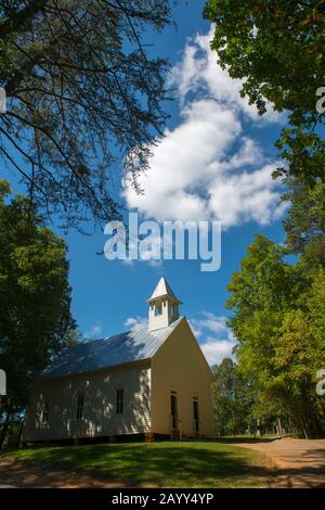 Die methodistische Kirche aus den 1820er Jahren in Cades Cove, Great Smoky Mountains National Park in Tennessee, USA. Stockfoto