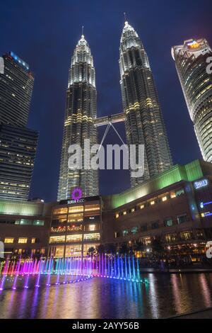 Petronas Towers, auch Menara Petronas genannt, ist von 1998 bis 2004 das höchste Gebäude der Welt. Stockfoto