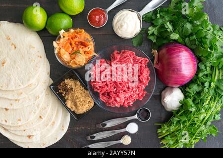 Zutaten für koreanisches Rindfleisch Tacos: Hackfleisch, Kimchi, Cilantro und andere Zutaten für die Fusionsküche Stockfoto