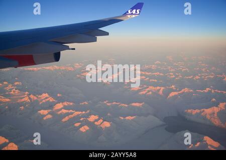 SAN FRANCISCO, California, United States - Jun 24th, 2018: Grönland Blick aus dem Flugzeug, gefroren Berge oder Gletscher mit Wing anzeigen Stockfoto