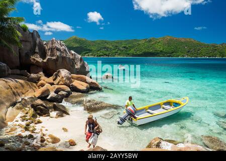 Schnorchler, die von Anse Volbert, Praslin Island, den Seychellen auf St. Pierre Islet ankommen Stockfoto