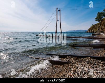 Pier- und Bootstarts, Kamennyy-Strand, Baikalsee, Irkutsker Region, Sibirien, Russland Stockfoto