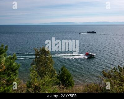 Schnellboot am Strand von Kamennyy, Baikalsee, Region Irkutsk, Sibirien, Russland Stockfoto