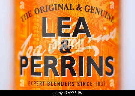 Eine Nahaufnahme des Lea & Perrins Worcestershire Sauce Logos, wie sie auf einer Flasche zu sehen ist, auf weißem Hintergrund. Stockfoto