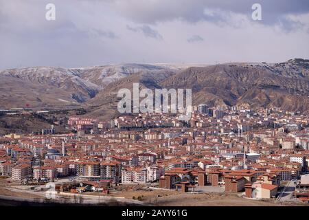 Vogelperspektive vom Hügel aus auf das Stadtzentrum von Çankırı Stockfoto