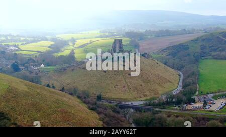 Corfe Castle in England - Luftbild Stockfoto